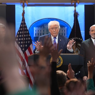US-Präsident Donald Trump spricht während eines Pressebriefings im Weißen Haus. Neben dem Präsidenten steht Handelsminister Howard Lutnik (r).