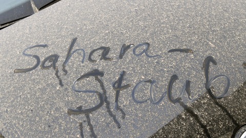 Saharastaub auf Motorhaube