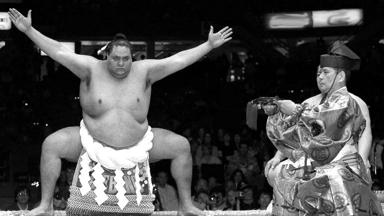 Anfang April (genauer Todestag nicht bekannt): Sumoringer-Legende Akebono Taro ist im Alter von 54 Jahren an einem Herzversagen gestorben. Er war der erste nichtjapanische "Sumotori", der den Titel "Großmeister" tragen durfte. 2001 wechselte er in den Wrestlingring, wo er 2017 seinen letzten Kampf bestritt und aus gesundheitlichen Gründen seine Karriere beendete.