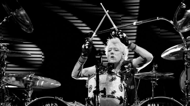 9. Januar: Der ehemalige Schlagzeuger der Scorpions, James Kottak, ist im Alter von 61 Jahren gestorben. Bei der Band aus Hannover saß der US-Amerikaner von 1996 bis 2016 hinter den Drums. Die Band schrieb auf ihrem Socialmedia Account: "James war ein wunderbarer Mensch, ein großer Musiker und ein liebevoller Familienmensch.  [...] Wir werden ihn sehr vermissen. Rock'n Roll Forever RIP James."