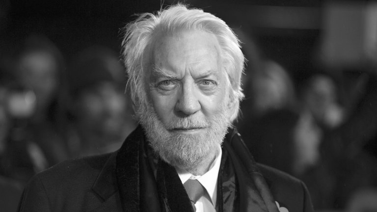 20. Juni: Der kanadische Schauspieler Donald Sutherland ist im Alter von 88 Jahren gestorben. Sutherland spielte in einer Vielzahl populärer Filme mit, darunter "Das dreckige Dutzend" und "Wenn die Gondeln Trauer tragen". Bekannt ist er auch als skrupelloser Präsident Snow aus der "Tribute von Panem"-Filmreihe.