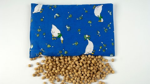 Ein selbstgemachtes Kirschkernkissen eignet sich zum Abkühlen und Aufwärmen. | Kirschkernkissen selbst basteln