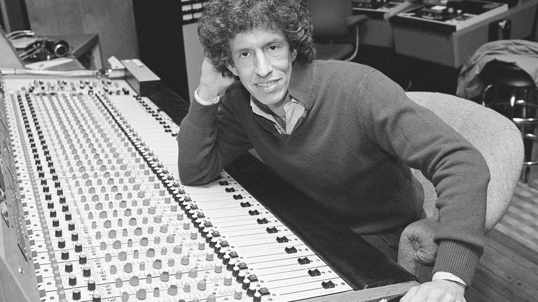 24. Dezember: Ohne ihn hätte es Hits wie "You’re So Vain" von Carly Simon so nicht auf Platte gegeben. Jetzt ist Produzent Richard Perry im Alter von 82 Jahren gestorben. Perry arbeitete u.a. mit Stars wie Rod Stewart, Ringo Starr oder Diana Ross zusammen.