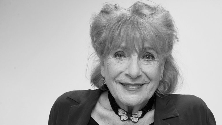 21. Dezember: Hannelore Hoger stand bereits mit sechs Jahren auf der Theaterbühne und war eine der bekanntesten Schauspielerinnen Deutschlands. Nun ist Hannelore Hoger gestorben. Einem breiten Publikum wird sie als unkonventionelle Kommissarin "Bella Block" in Erinnerung bleiben.