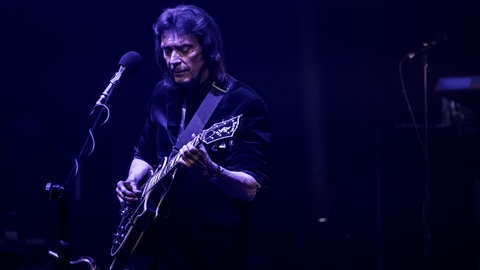 Ehemaliger Genesis-Gitarrist Steve Hackett feiert 75. Geburtstag