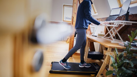Training zu Hause auf dem Walking Pad während der Arbeit. | Ingo Froböse: Wie sinnvoll ist das Training mit Laufbändern für zu Hause?