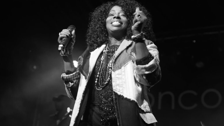 1. März: Die US-amerikanische Soulsängerin Angie Stone ("Funk You Up") ist im Alter von 63 Jahren bei einem Autounfall verstorben. Das Unglück passierte auf der Rückfahrt von einem Auftritt in Alabama. 