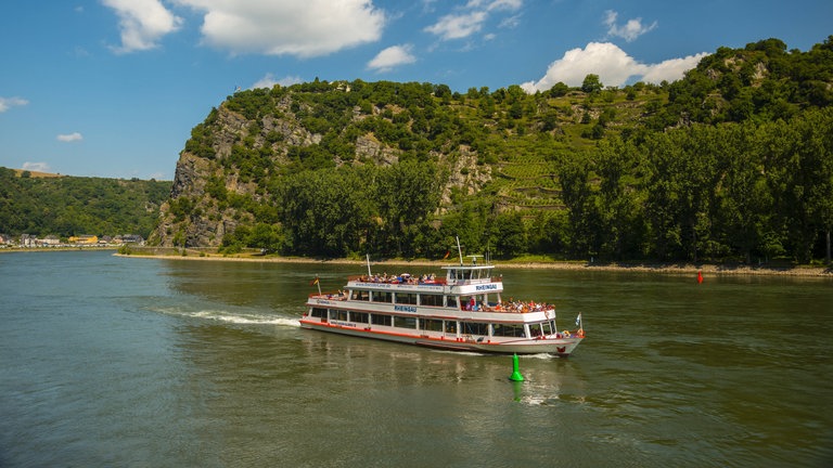 Hier können ihr euch in Rheinland-Pfalz abkühlen: Rheinschiff vor der Loreley