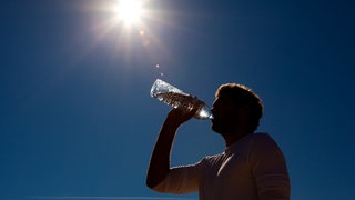 So bleibt ihr bei über 30 Grad cool: Bei Hitze ist es wichtig, ausreichend Wasser zu trinken.
