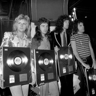 Queen mit ihren Auszeichnungen in Silber, Gold und Platin für "Bohemian Rhapsody" und zwei Alben.