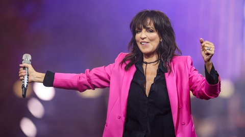 Nena bei einem Auftritt im Jahr 2022 | Hitparaden-Zahlenreise: 2014 bis 2024 | "99 Luftballons" flog bis jetzt nur auf Platz 144