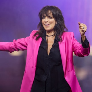 Nena bei einem Auftritt im Jahr 2022 | Hitparaden-Zahlenreise: 2014 bis 2024 | "99 Luftballons" flog bis jetzt nur auf Platz 144