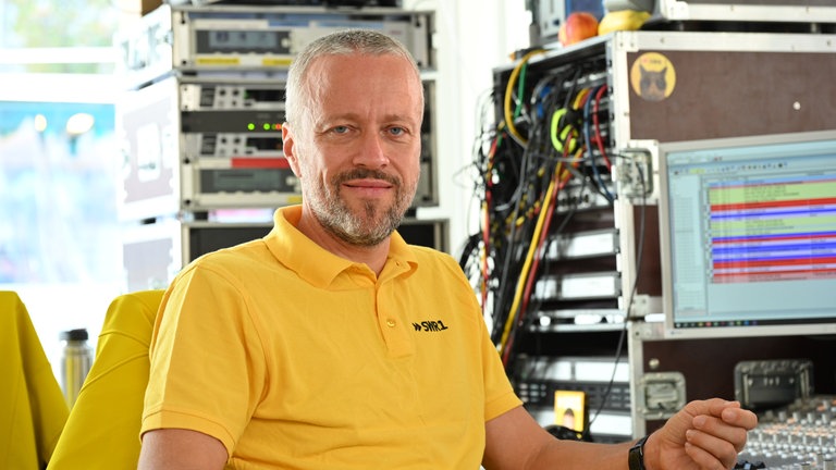In der Ruhe liegt die Kraft: Auch, wenn es am letzten Tag der Hitparade steil auf Platz 1 zugeht und die Spannung steigt, unser Kollege Torsten Elter lässt sich davon nicht aus der Ruhe bringen. Ommmmmmm!