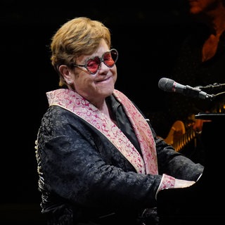 Elton John bei einem Livekonzert im August 2023.