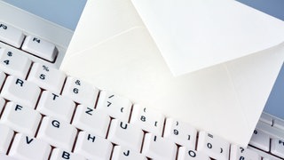 Brief auf Tastatur