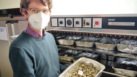 Axel Don am Trocknungsschrank für Bodenproben. Der stellvertretende Institutsleiter des Thünen-Instituts für Agrarklimaschutz leitet das Projekt CarboHedge – eine Wort-Schöpfung, die für die Hecke als Kohlenstoffspeicher steht.