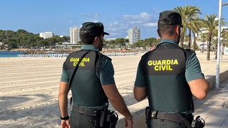 Mitglieder der spanischen Guardia Civil sind nahe eines Strandes im Einsatz (Symbolbild).