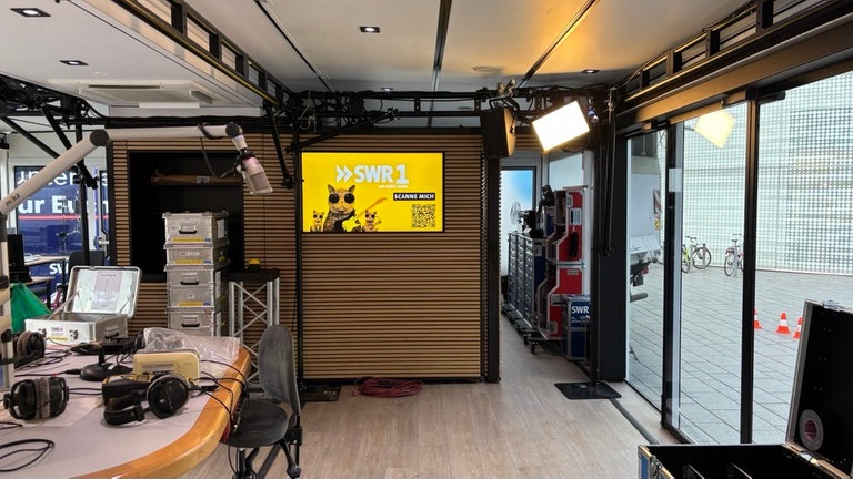 Das Gläserne Studio wird eingerichtet | SWR1 RP Hitparade 2025