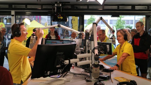 Ab 15 Uhr moderieren Christian Balser und Claudia Deeg bei der SWR1 Hitparade 2025