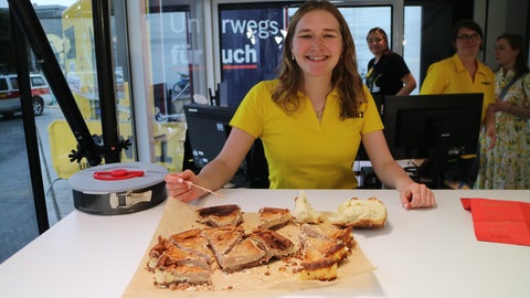 Sophie aus dem SWR1 Team mit Kuchen bei der SWR1 Hitparade 2025