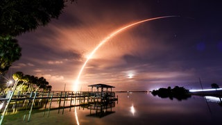 Die SpaceX Falcon 9 Rakete auf der Mission Starlink 6-31 startet vom Launch Complex 40 in der Patrick Space Station über dem Indian River in Cocoa in einem Bogen über dem abnehmenden Mond.