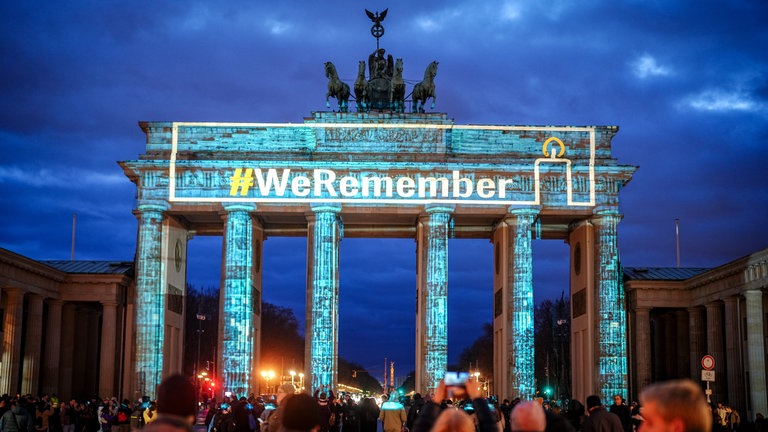28. Januar: Zum Gedenktag für die Opfer des Holocausts wurde gestern Abend das Brandenburger Tor mit dem Schriftzug "We Remember" beleuchtet. Vor 80 Jahren, am 27. Januar 1945, wurde das Vernichtungs- und Konzentrationslager Auschwitz durch die Truppen der Roten Armee befreit.