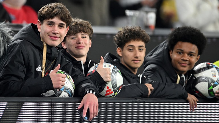 24. März: Unterschätze nie den Balljungen! Beim  Klassiker Deutschland gegen Italien im Nations League-Viertelfinale war Balljunge Noel Urbaniak (l.) so etwas wie unser "zwölfte Mann". Blitzschnell warf er den Ball zu Joshua Kimmich, der dadurch die Ecke direkt ausführen konnte - während die italienischen Spieler noch diskutierten. 2:0 für Deuschland! Mehr kann man als Balljunge wohl nicht erreichen.