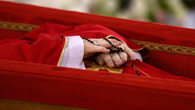 23. April: Mit übereinandergelegten Händen ist der verstorbene Papst Franziskus in der Kapelle von Santa Marta in Rom aufgebahrt worden. Das Oberhaupt der katholischen Kirche starb am Ostermontag im Alter von 88 Jahren an den Folgen eines Schlaganfalls. Noch einen Tag zuvor gab er mit schwacher Stimme den Gläubigen den Ostersegen Urbi et Orbi – es war sein letzter öffentlicher Auftritt.