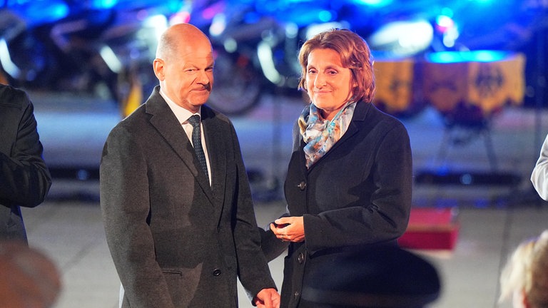 6. Mai: Olaf Scholz und seine Frau Britta Ernst zum Ende des großen Zapfenstreichs zur Verabschiedung des geschäftsführenden Bundeskanzlers im Berliner Bendlerblock gestern Abend. 