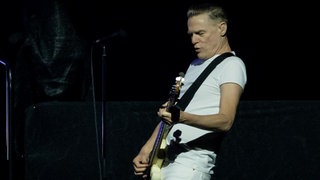 Bryan Adams bei einem Konzert in Abu Dhabi, Vereinigte Arabische Emirate (Dezember 2024) | "Roll With The Punches" – das neue Album von Bryan Adams