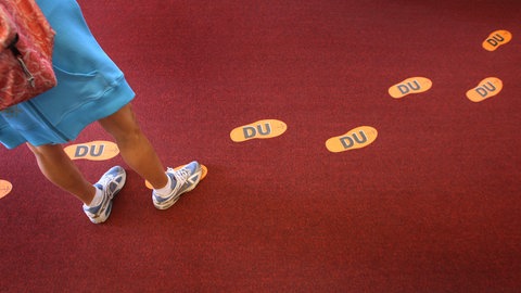 Duzen oder Siezen? In Deutschland stellt sich für viele immer noch diese Frage. 