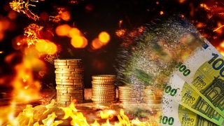 Geld-Münzen und Euro-Banknoten. 100-Euro-Scheine im Feuer, brennen und lösen sich in Luft auf.