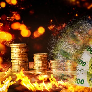 Geld-Münzen und Euro-Banknoten. 100-Euro-Scheine im Feuer, brennen und lösen sich in Luft auf.