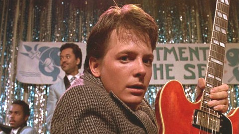 Michael J. Fox als Marty McFly in "Zurück in die Zukunft" mit einer roten Gibson-Gitarre | Filmklassiker "Zurück in die Zukunft" wird 40