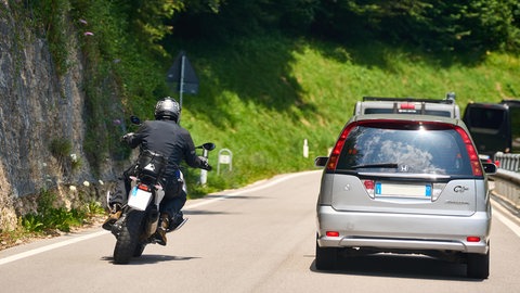Hier wird es gefährlich! Damit Jugendliche im Straßenverkehr aufmerksamer werden, geht die Polizei zur Unfallprävention mit dem "Crash-Kurs RLP" an Schulen.