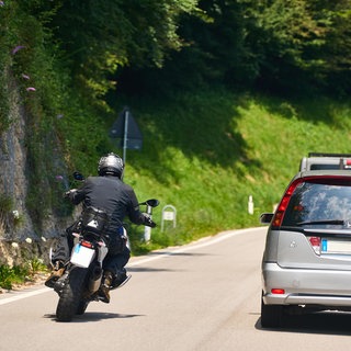 Hier wird es gefährlich! Damit Jugendliche im Straßenverkehr aufmerksamer werden, geht die Polizei zur Unfallprävention mit dem "Crash-Kurs RLP" an Schulen.