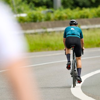 Ein Radfahrer auf einem Rennrad (Symbolbild) | Radfahrer Stephan erzählt von seinem Angriff durch einen Greifvogel