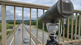 Rheinland-Pfalz kontrolliert Handyverbot am Steuer mit Monocam