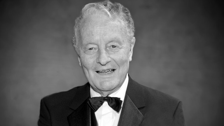 22. August: ARD-Adelsexperte Rolf Seelmann-Eggebert ist im Alter von 88 Jahren in Hamburg gestorben. Der "Hofberichterstatter" für alle royalen Fans berichtete aus den verschiedenen Königshäusern in Europa mit Stil und großem Taktgefühl. Für seine journalistische Arbeit erhielt er neben dem Deutschen Fernsehpreis auch die "Goldenen Kamera" und einen "Bambi".