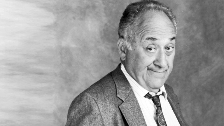 23. August: Der US-amerikanische Schauspieler Jerry Adler ist im Alter von 96 Jahren gestorben. Einem breiten Publikum wurde er als Herman "Hesh" Rabkin in der Serie "Die Sopranos" bekannt.