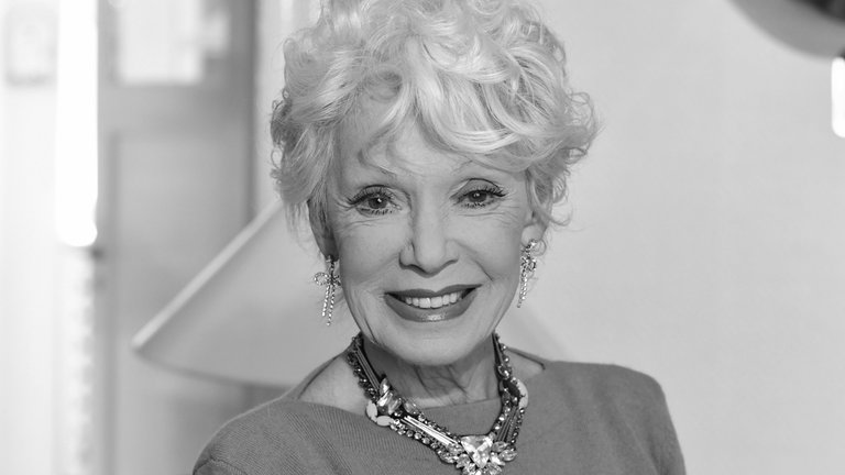 3. Juli: Die Schauspielerin Anita Kupsch ist im Alter von 85 Jahren in Berlin gestorben. Das bestätigte ihr Ehemann Klaus-Detlef Krahn der Deutschen Presse-Agentur. Über 50 Jahre lang spielte Kupsch in Theater, Film und Fernsehen, darunter in der ARD-Serie "Praxis Bülowbogen", in der sie die Rolle der Arztelferin Gabi Köhler übernahm. Zuletzt ging es der Berlinerin gesundheitlich nicht mehr gut; ihr Ehemann sprach von einer "Erlösung".
