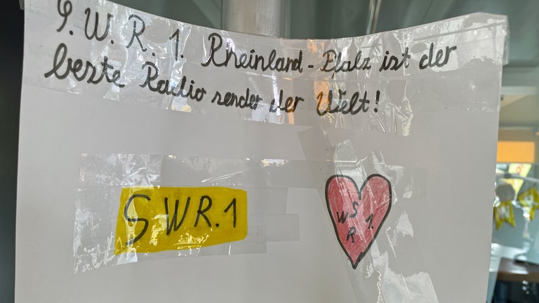 Die SWR1 Hitparaden Kunst von Noah hat einen Ehrenplatz im Hitparaden Studio bekommen.