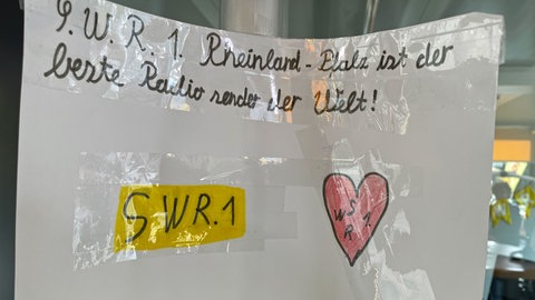 Die SWR1 Hitparaden Kunst von Noah hat einen Ehrenplatz im Hitparaden Studio bekommen.
