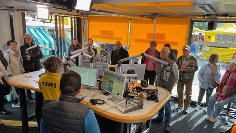 Es ist gut was los im Hitparaden-Studio.