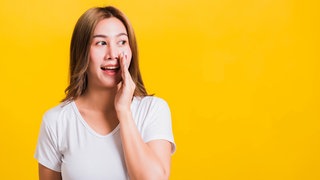 Eine Frau flüstert etwas | Erste Einblicke in die Hitparaden Abstimmung