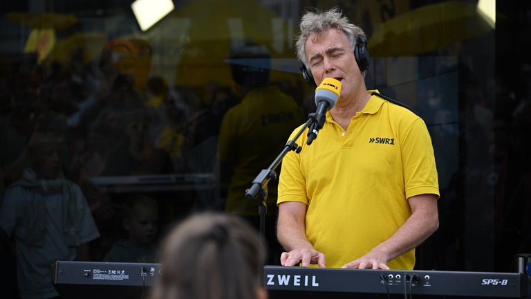 Den Song von Frank Jenschar am Mittwoch kann auch dieses Jahr Hanns Lohmann nicht auf sich sitzen lassen. Schnell ist das Mikro angeschaltet und dann greift er auch schon in die Tasten ...