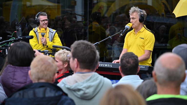 Vor dem Gläsernen Studio kommt es zur Vergeltung: Hanns singt für Frank!