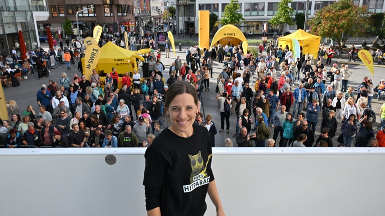 Keine zwei Stunden mehr und wir spielen die Nr. 1 der SWR1 Hitparade in Rheinland-Pfalz. Und der Zentralplatz füllt sich langsam mit den Fans der Top 1000.