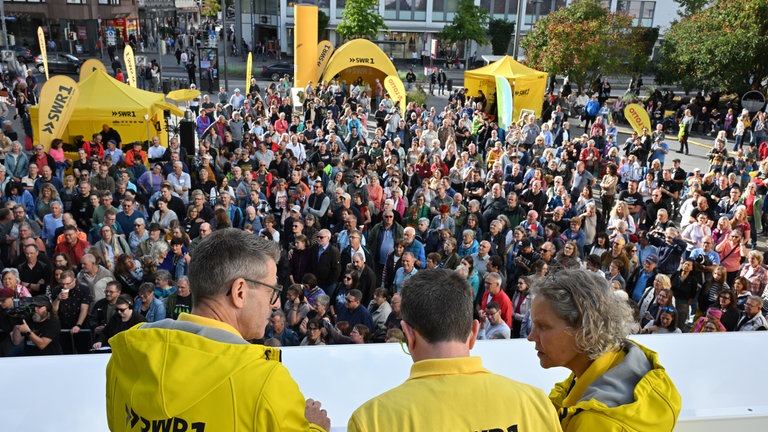 Von dort hat man einen tollen Ausblick auf den Zentralplatz und die vielen Hitparaden-Fans die nach Koblenz gekommen sind.