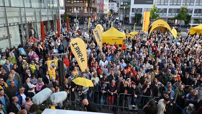 Und der Zentralplatz wird immer voller, und voller, und voller ...